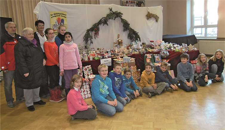 Kinder und Schulleitung bei der Spendenübergabe an das Ehepaar Woyke.  privat