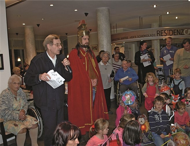 Kinder und Senioren lauschten der Martinslegende. privat