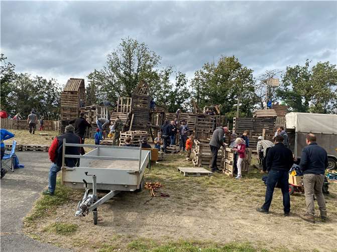 Kinder und Väter beim Palettenbau.  Foto: privat