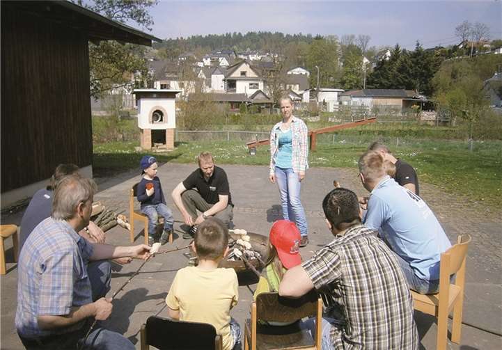 Kinder und Väter hatten beim gemeinsamen Marionettenbau viel Spaß. privat