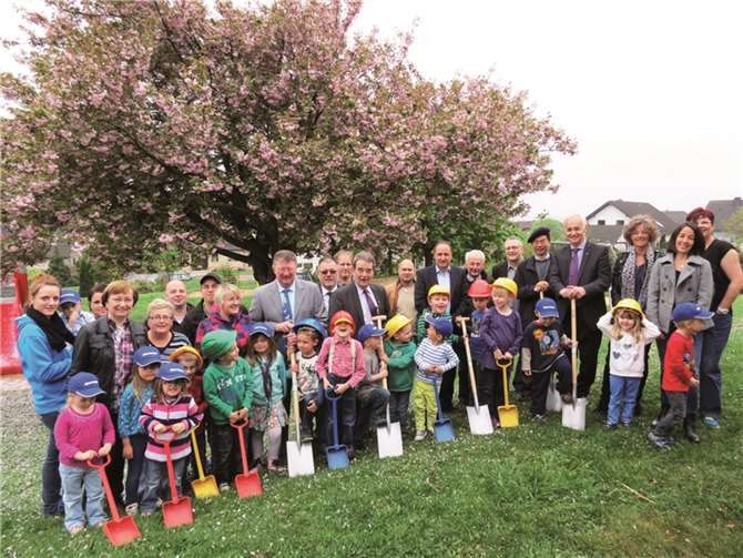 Kinder und Verantwortliche beim ersten Spatenstich zum Anbau der Kita in Faid.privat