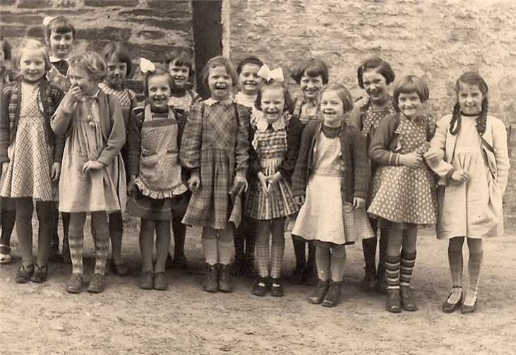 Kinder, wie die Zeit vergeht. Die Autorin Irene Thöing (3.v.r.) als Schulkind des 2. Schuljahres in den 50er Jahren privat