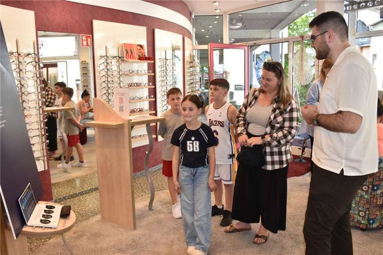 "Kinder willkommen" heißt es bei Optica Bretz, dessen Mitarbeiter für Brillenanpassung eine Spezialausbildung haben.
