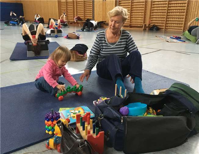 Kinderbetreuung beim VFG Meckenheim mit Angelika Kristof (re.). privat