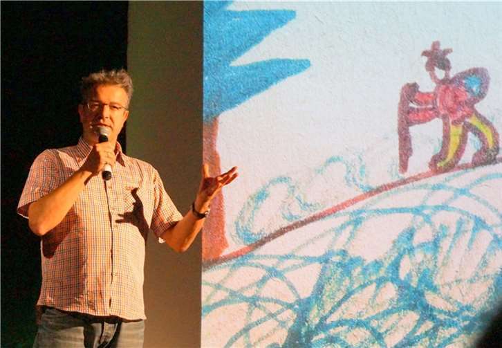 Kinderbilder von früheren Moselwanderungen hatte der Journalist mit im Gepäck.TT