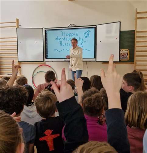 Kinderbuchautor Markus Theisen bei seinem Beusch in der Grundschule Thür.  Foto: privat