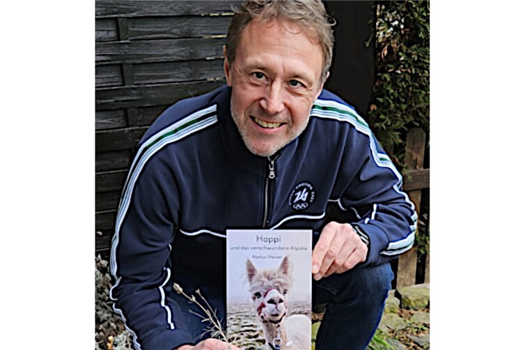 Kinderbuchautor Markus Theisen mit seinem neuen Buch.