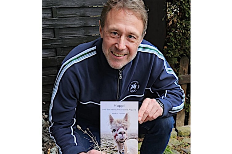 Kinderbuchautor Markus Theisen mit seinem neuen Buch. Foto: privat