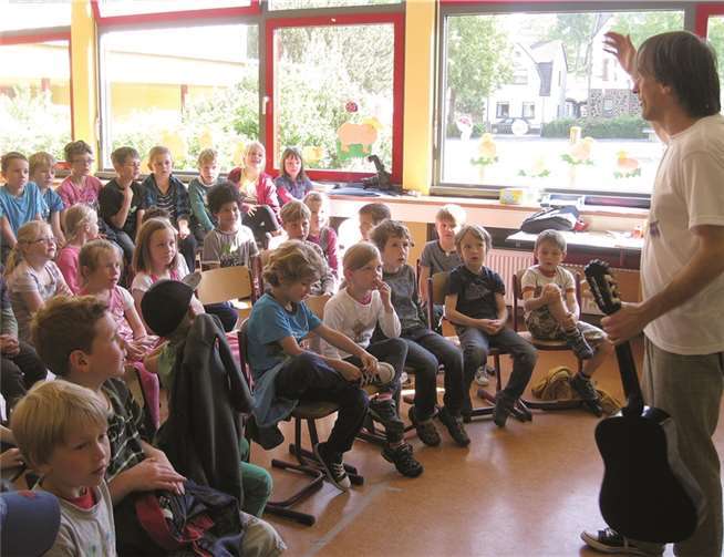 Kinderbuchautor Tommy Baake in der Kita Kell.  Privat
