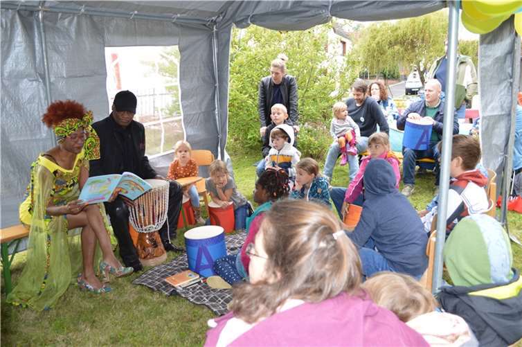 Kinderbuchautorin Jacqueline Obam Obam las aus ihrem neuen Kinderbuch mit Tanz- und Trommelworkshop.  Fotos: AB