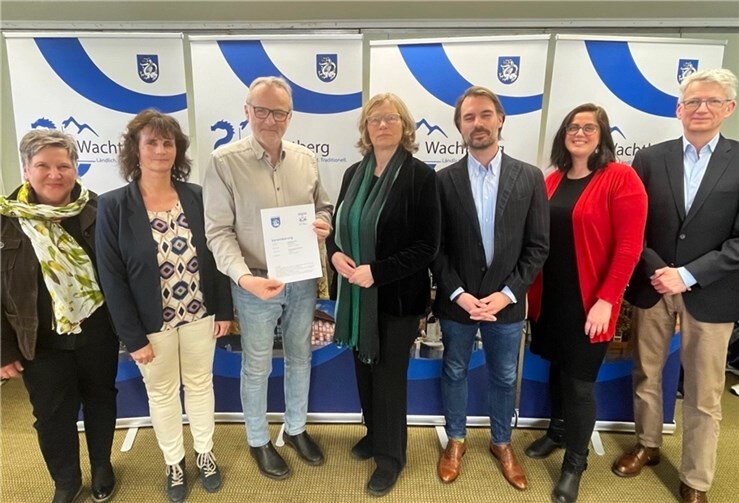 Kinderfreundliche Kommune: Bürgermeister Jörg Schmidt (3.v.l.) und Anne Lütkes (Mitte) nach der Vertragsunterzeichnung im Beisein der Projekt-Beteiligten.  Foto: Gemeinde Wachtberg/ds