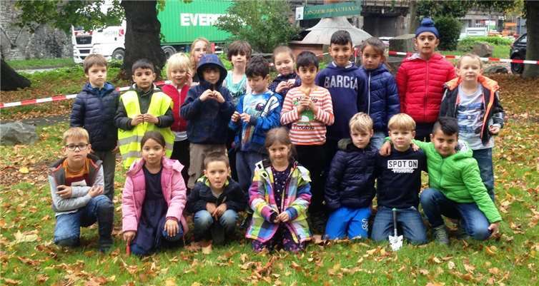 Kindergarten sowie Schulkinder halfen beim Pflanzen.