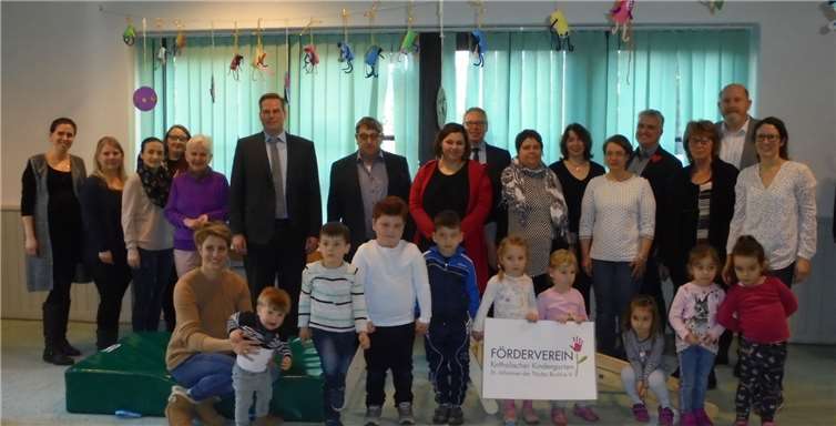 Kindergarten und Förderverein hatten zur Einweihungsfeier eingeladen: Die neuen Turngeräte sorgten für strahlende Kinderaugen. Fotos: privat