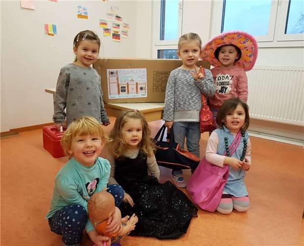 Kindergartenkinder aus St. Josef vor der noch aufzubauenden Spieleküche.privat