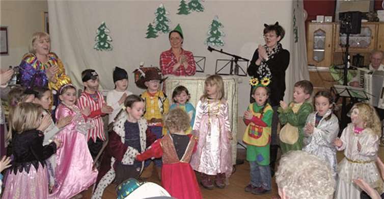 Kindergartenkinder aus St. Martin sangen und tanzten bekannte Märchenlieder.