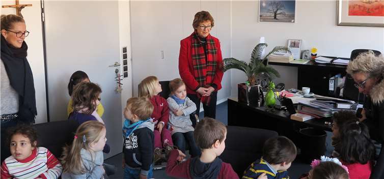Kindergartenkinder zu Besuch bei Bürgermeisterin Renate Offergeld im Rathaus. Gemeinde Wachtberg/mm