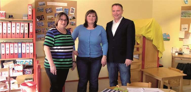 Kindergartenleiterin Andrea Wirtgen und Stadtbürgermeister Thomas Vis begrüßen die pädagogische Mitarbeiterin Maria Blumenstein.  privat