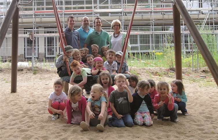 Kindergartenleiterin Ingrid Butter freute sich mit den Kindern über die Spenden, die Komitee-Präsident Jürgen Mittler sowie Malte und Hannes Tack überbrachten. privat