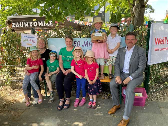 Kindergartenleiterin Irma-Huelsmann-Brust, die erste Vorsitzende des Trägervereins der Zaunkönige Frederieke Zimbelmann, Bürgermeister Holger Jung sowie einige „Zaunkönige“ am Rande der Jubiläumsfeier. Foto: privat