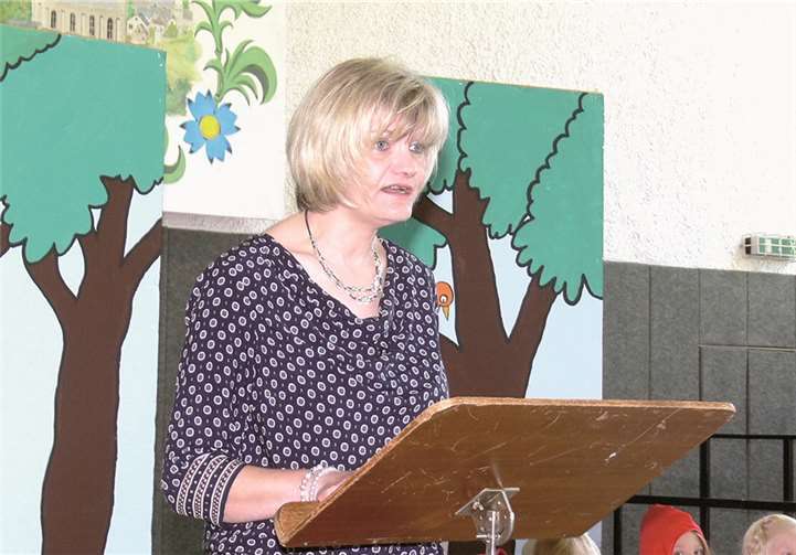 Kindergartenleiterin Marga Kölzer begrüßte die Festgäste und gab einen kurzen Einblick in die Geschichte des Kindergartens.