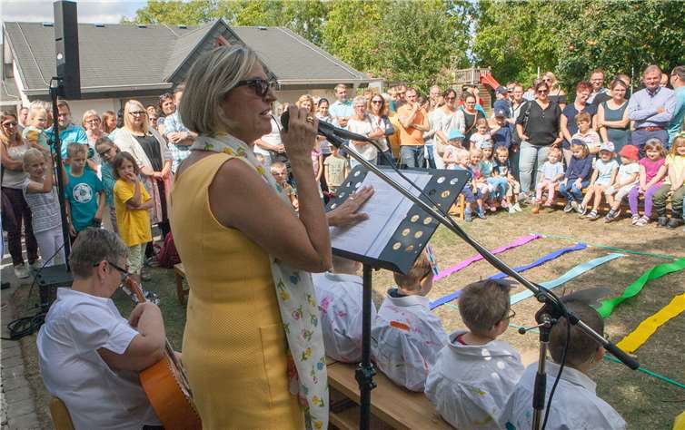 Kindergartenleiterin Susanne Kast stellte daspädagogische Konzept und die Philosophie desKindergartens „Unter‘m Regenbogen“ bei der Jubiläumsfeier vor.
