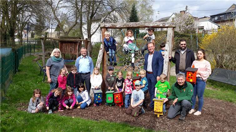 Kindergartenleiterin Ute Hinkel freut sich mit den Kindern die Nistkästen an Ortsbürgermeister Bernd Merkler, Bürgermeister Jörg Lempertz und die zwei Wegepaten Heinz-Josef Wölwer und Dieter Reiff zu übergeben. privat