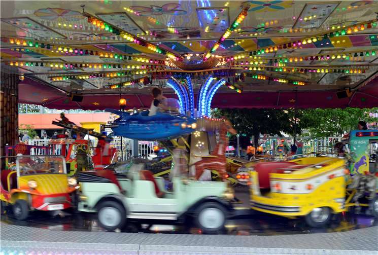 Kinderkarussell auf dem Kirmesplatz