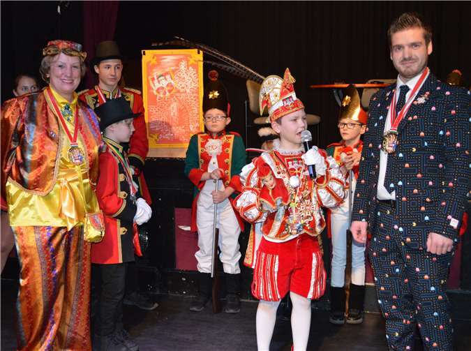 Kinderprinz Alexander mit Vorsitzender Elke und Sitzungspräsident Marius Köbbing.