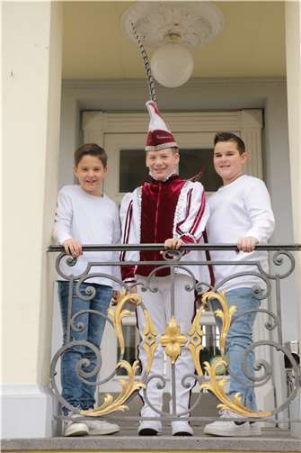 Kinderprinz Bastian I. vom aale Schulhoff mit seinen Adjudanten Lucas und Luca. Foto: privat