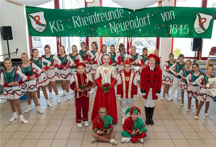 Kinderprinz Felix (Reinhardt) und Kinderprinzessin Chantal (Panus) geben mit ihren Tänzerinnen und Tänzern ein stimmiges Bild ab. Foto: privat