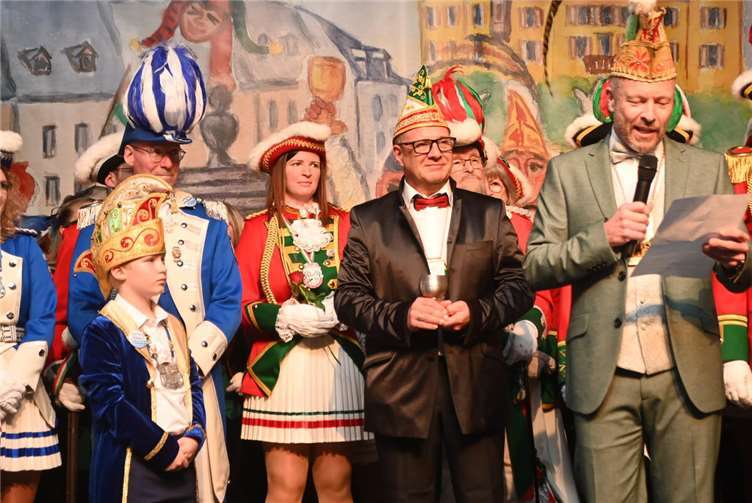 Kinderprinz Florian I. hört aufmerksam zu, was sein Vorgänger Achim Rathscheck zu erzählen hat.