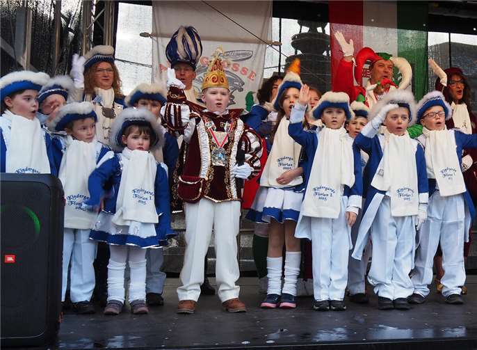 Kinderprinz „Florian I.“ umrahmt von seiner Kindergarde.