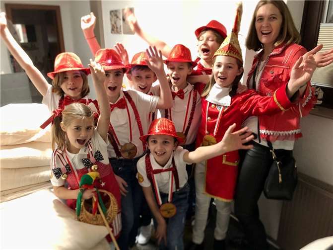 Kinderprinz Julius I. mit Hofstaat (hinten v.l.n.r.: Max, Tom, Henry, Leonard und Emil; vorne v.l.n.r.: Tilline Ella und Benedict).  Fotos: KG Verscheid