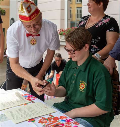 Kinderprinz Leon-Marcel I. unterschreibt seinen Kindertollitätenvertrag.