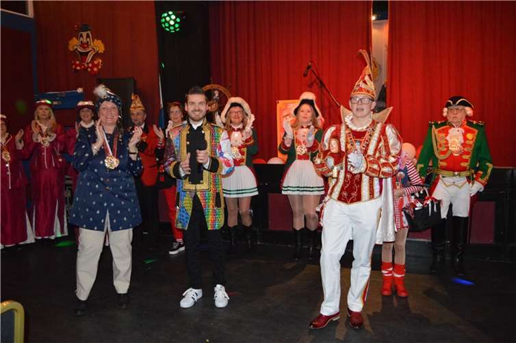 Kinderprinz Leon-Marcel Klein mit Begleitung sowie Baachpörzervorsitzende Elke Köbbing und Baachpörzer-Sitzungspräsident Marius Köbbing.  Foto: AB