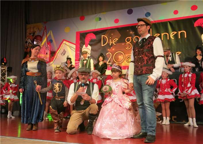 Die „Roaring Twenties“ ließen grüßen Kinderprinzenpaar Anni und Niklas bezauberte mit Humor und Charme.