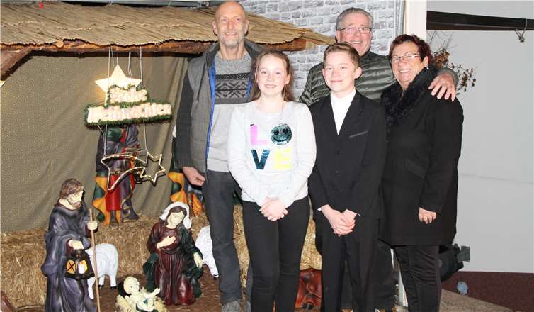 Kinderprinzenpaar Prinz Jerome der I. mit Pfeil und Bogen und Prinzessin Lena die I. mit Tanz im Blut mit Hofkanzler Frank Spiegel und den Großeltern Beate und Dieter Becker. Foto: MFU