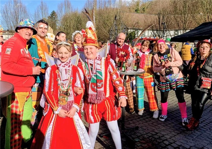 Kinderprinzenpaar mit Gästen. 