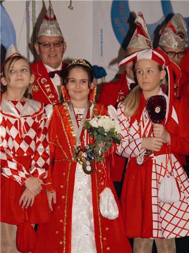 Kinderprinzessin Anna-Sophie I. „vom Hamburger Michel“ mit Tilli Maike mit ihrem Hofstaat bei den Möhnen.