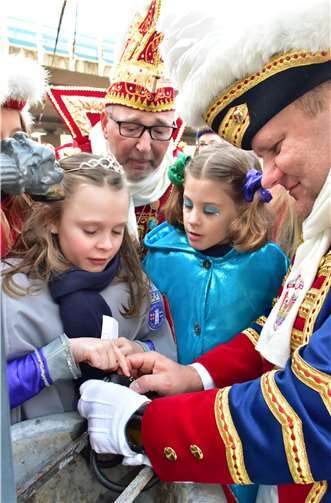 Kinderprinzessin Emma, Prinz Thomas und HofnärrinAnna (v.l.) bekamen mit Hilfe den Code für das Schloss heraus.