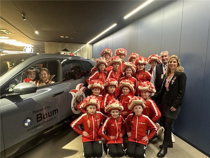Kinderprinzessin Helena I. (am Lenkrad) freut sich über „ihr“ Automobil; die mittleren AKG-Funken über neue Trainingsjacken. Für die Freude verantwortlich: Natalie und Michael Baum (rechts).  Foto: Carlotta Müller