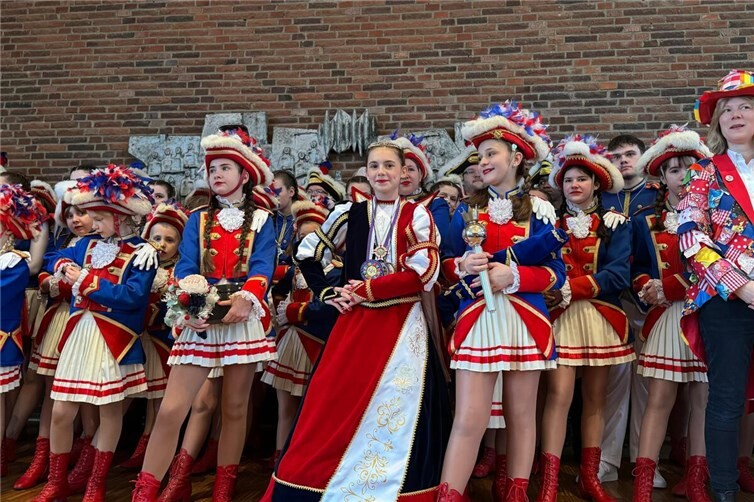Kinderprinzessin Helena I. von der turnenden Tanzrakete im Achterbahnrausch und die Kadetten der Kadetten der Schloss-Garde Mons Tabor feierten die närrische Zeit beim Empfang im Forum St. Peter in Montabaur. Foto:Schloss-Garde Mons Tabor 1986 e. V.