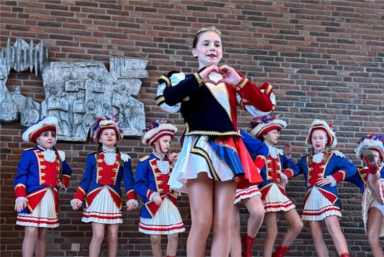 Kinderprinzessin Helena mit den Kadetten der Schloss-Garde Mons Tabor.