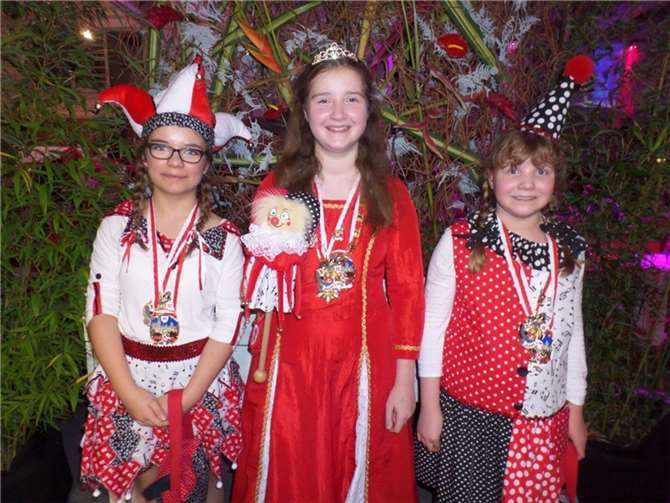 Kinderprinzessin Janne mit Laura und Jaqueline regieren die kleinen Hünnijer Narren in der Session. Foto: STUKO