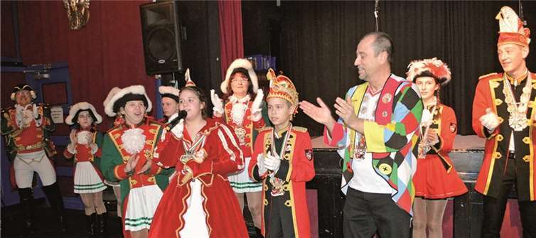 Kinderprinzessin Jessica Kossin sang, unterstützt von Hofdame Lea Kossin, den „Kölsche Jung“ für die Exprinzen.