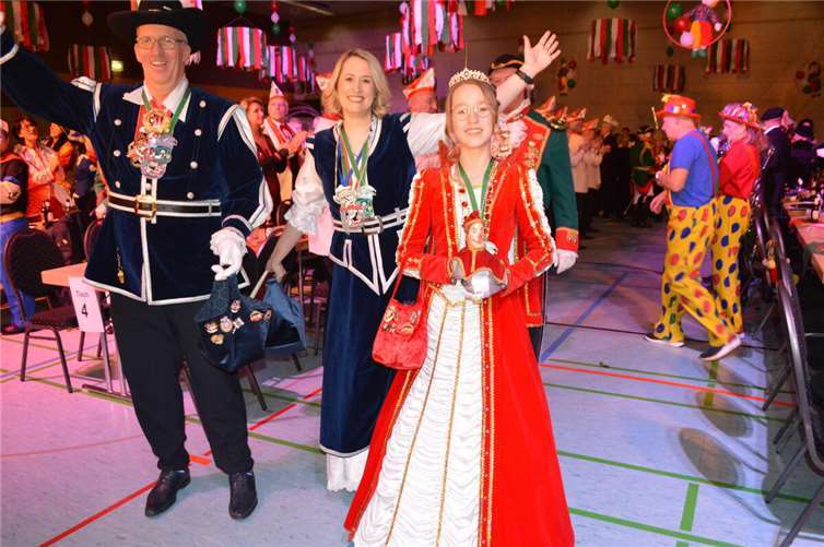 Tolles Programm mit Musik, Comedy und Tanz Kinderprinzessin Julia Selbach mit ihren Eltern als Hofstaat. Fotos: AB