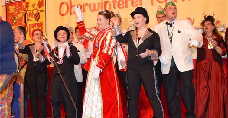 Kinderprinzessin Lea I. Pöpping wird von Hofmarschall Niklas Müller aus Unkelbach und ihrer Schwester Pia als Hofdame begleitet.