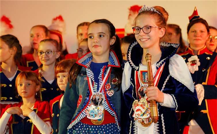 Kinderprinzessin Lea II. (Enke) und ihre Hofdame Jule (Wenk) regieren die Kripper Jecken.  Foto: Thorsten Stephan