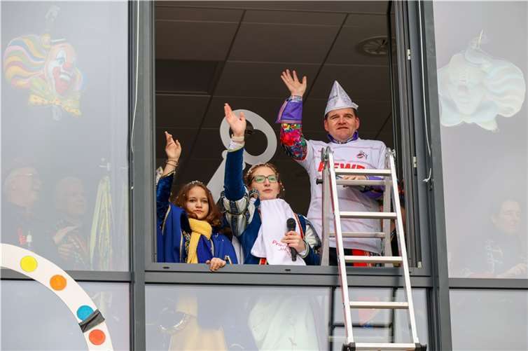 Kinderprinzessin Leah I., Prinzessin Johanna I. und Bürgermeister Holger Jung im Rathaus in Meckenheim nach dem Sieg der Jecken.