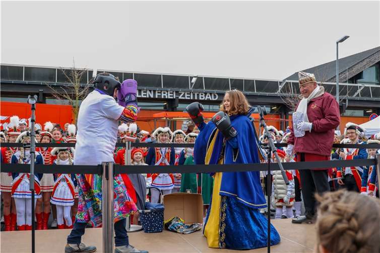 Kinderprinzessin Leah I. und Bürgermeister Holger Jung kämpfen auf dem Platz vor dem Rathaus in Meckenheim um die Macht.
